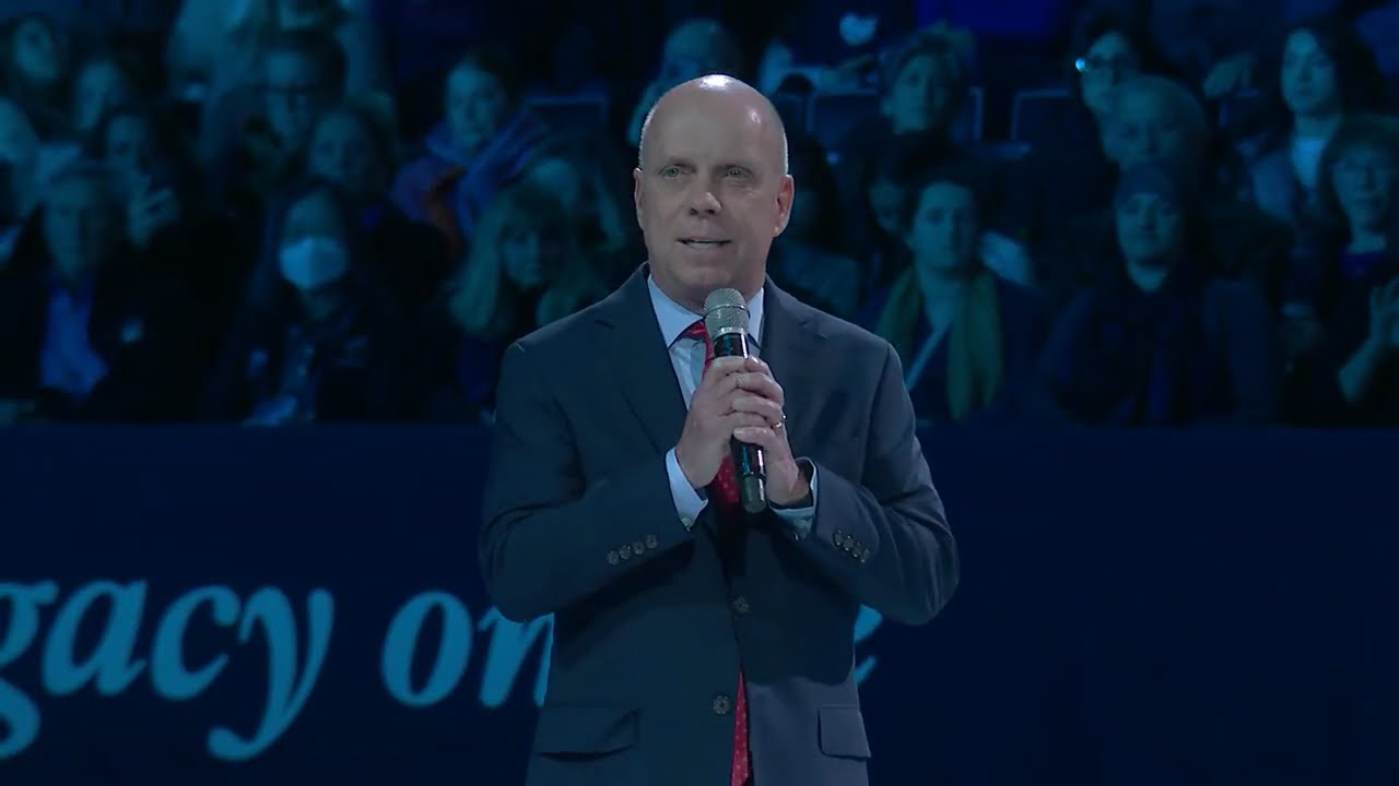 Скотт Гамильтон проводит молитву вместе с Китти и Питером Каррутерами | Legacy on Ice