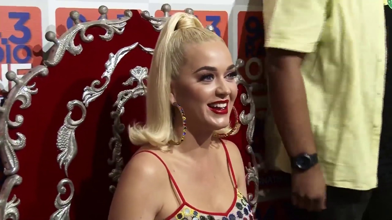 Katy Perry visits Mumbai for her concert & HrishiKay & team welcome her & entertain her Indian style