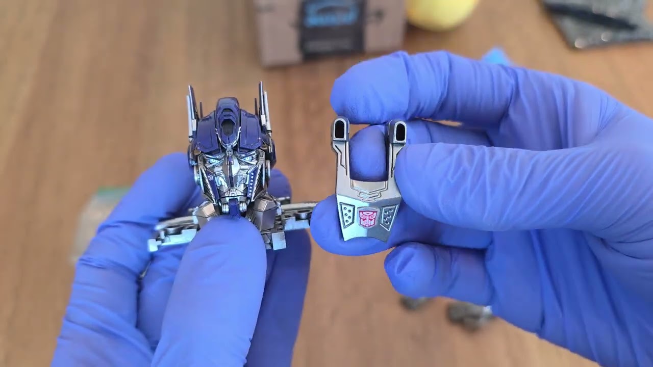 Распаковка фигурки Трансформера «Черное яблоко» Оптимус Прайм с улучшенной головой EMP.