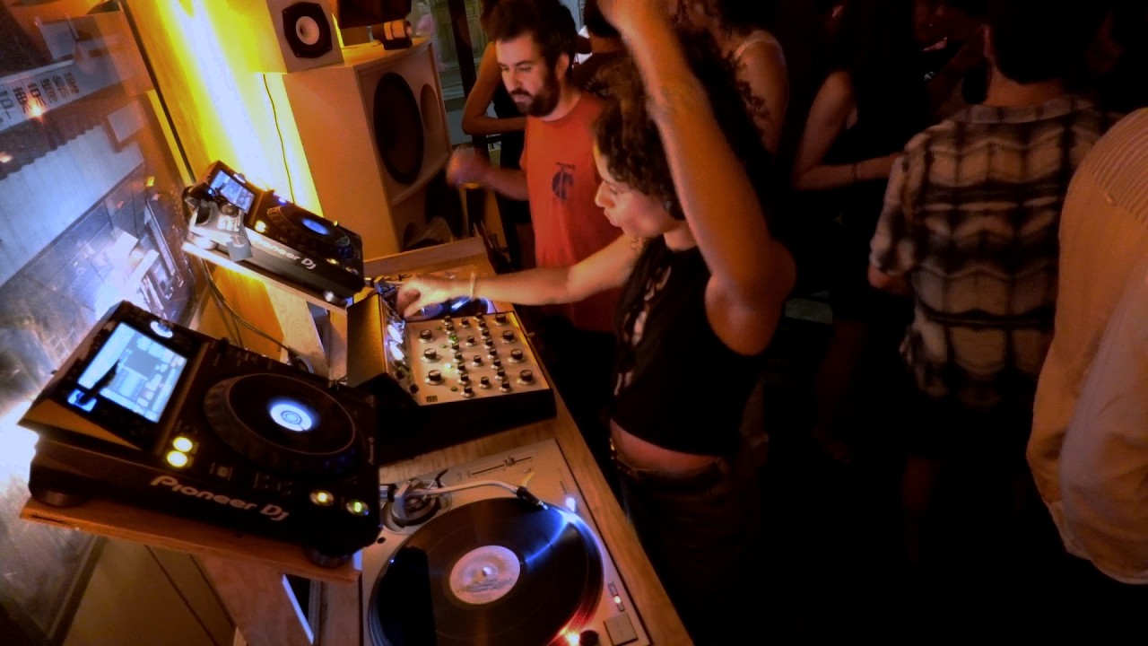deep & trippy house grooves in a paris bar - flabaire & lazy at wax bar