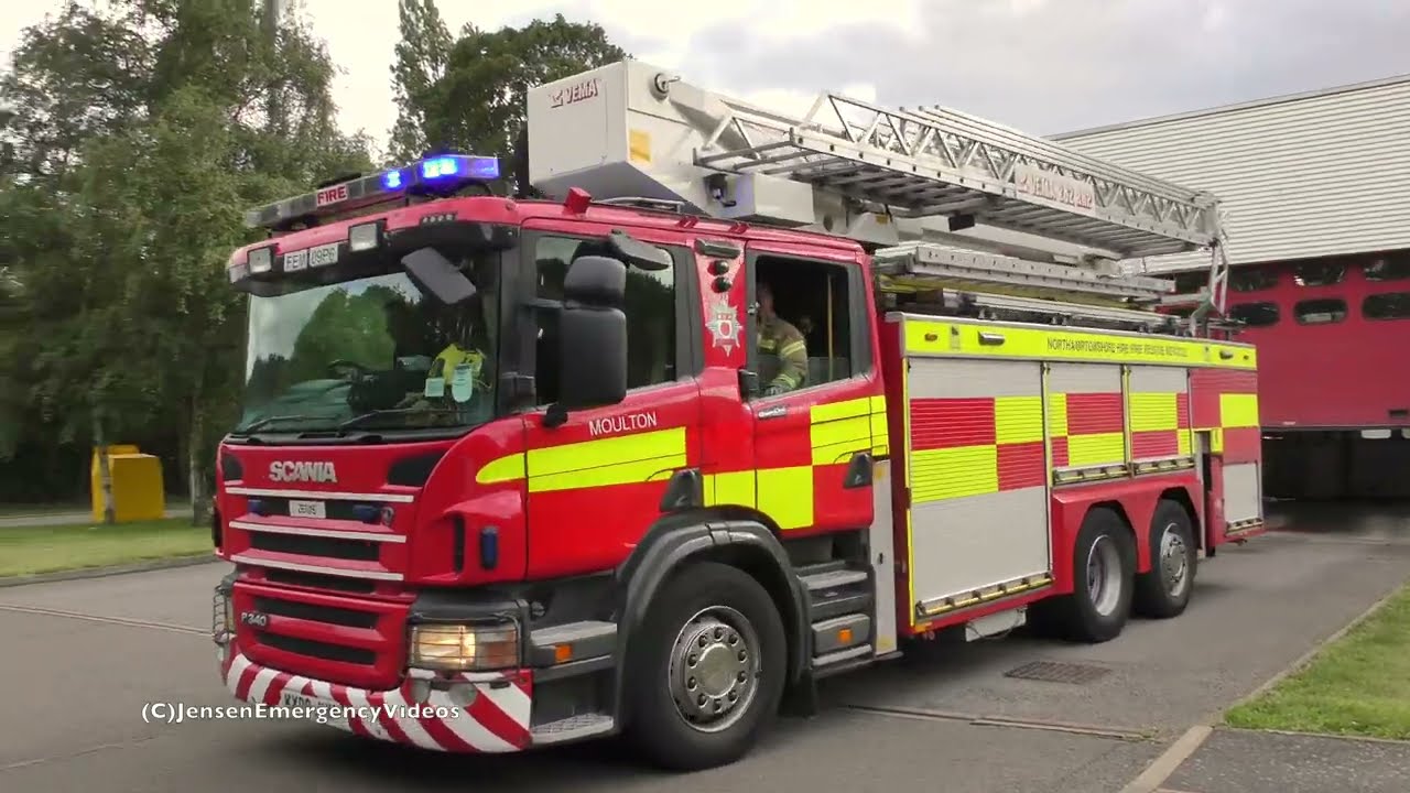 TURNOUT TONES - Northants Fire CARP Turning Out with Lights + Sirens and BULLHORN