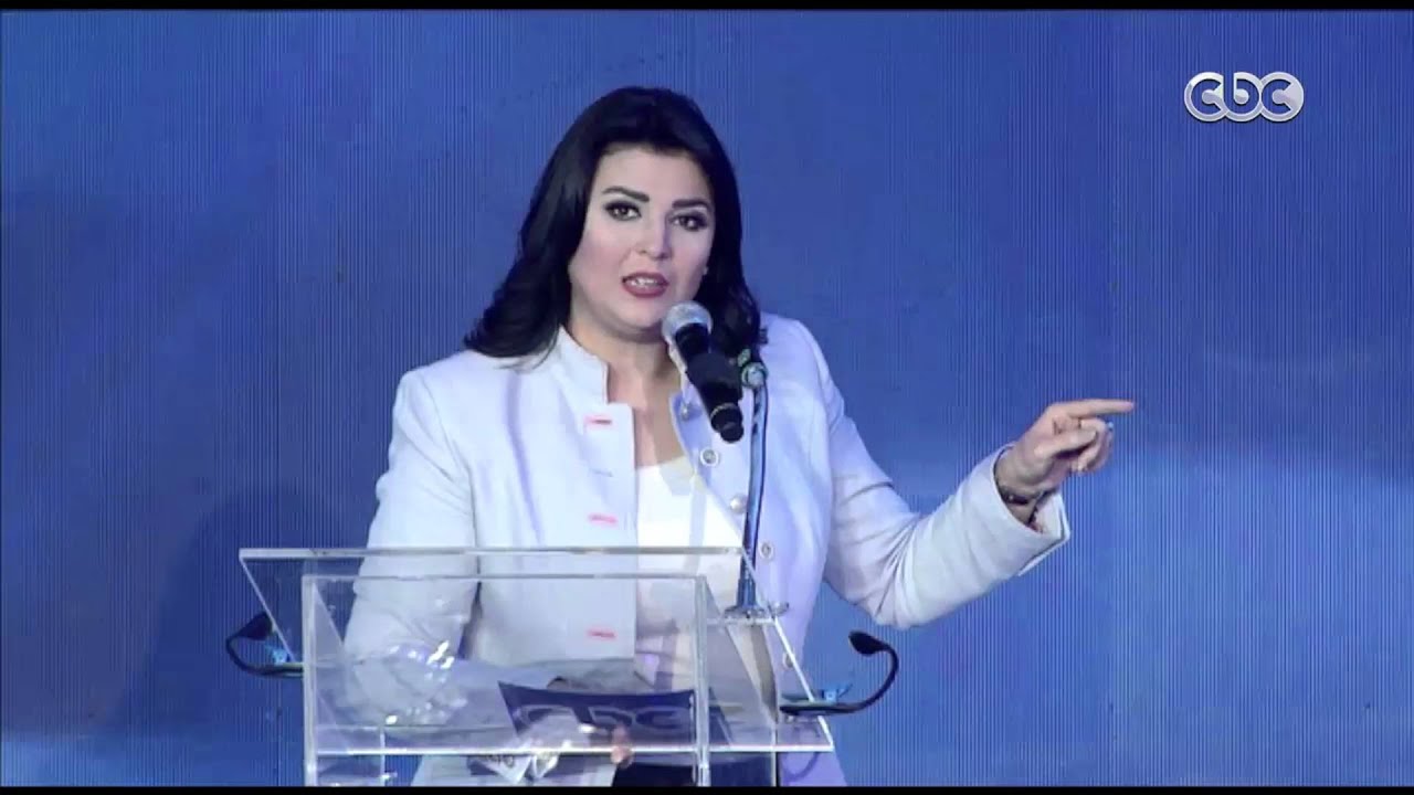 منى الشاذلي تكرم الأم المثالية 