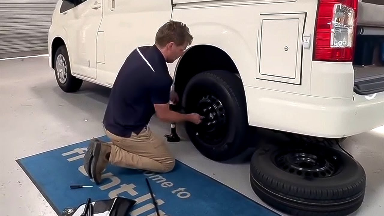 Как заменить запасное колесо на кемпере Toyota HiAce Frontline | Пошаговая инструкция!