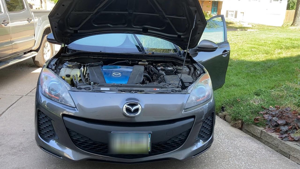 Замена лампочки фары на Mazda 3 2013 года выпуска.