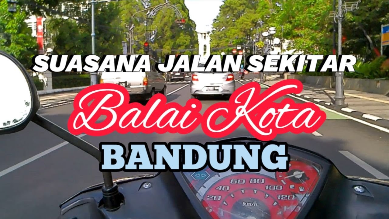 Suasana Sekitar Balai Kota Bandung di Pagi Hari