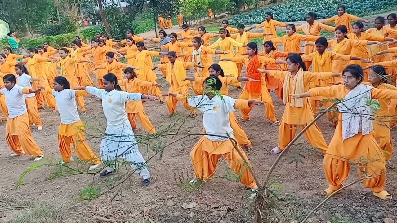 कराटे अभ्यास करते हुए बालिकाएं