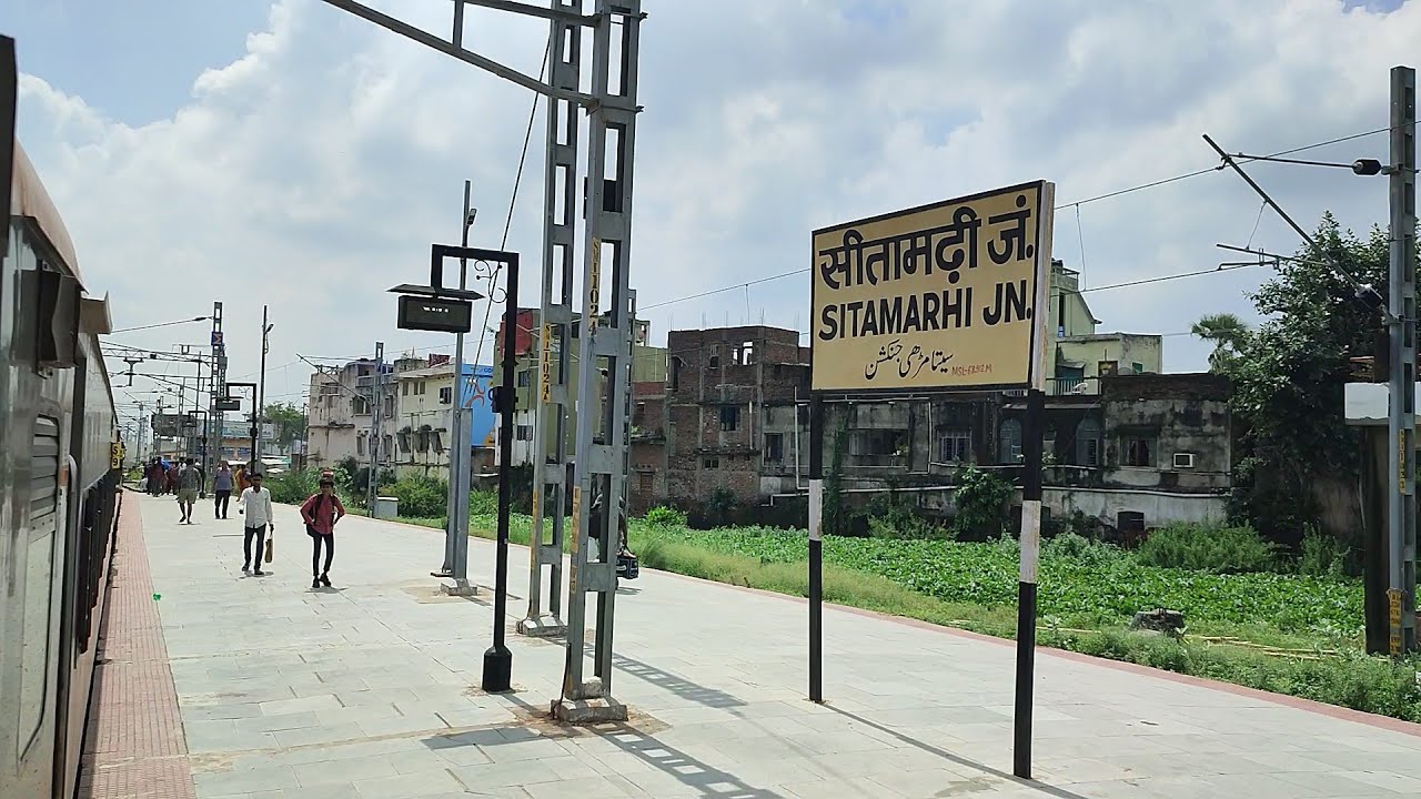 बिहार के सीतामढ़ी स्टेशन से निकलकर सीतामढ़ी शहर से निकलती हुई अमृत भारत एक्सप्रेस।