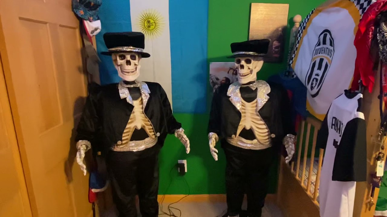 Gemmy 5ft dancing Skeletons (CHECK OUT THE MUSIC DIFFERENCES)