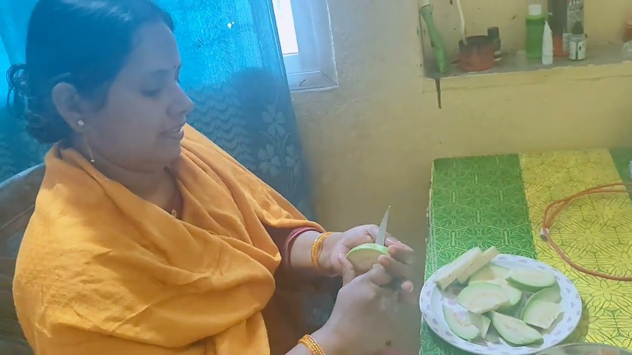 आओ देखें कि मम्मा चाकू से अमरूद काट पाती हैं या नहीं।#fun #knifeskills #fruits #comedy #breakfast 