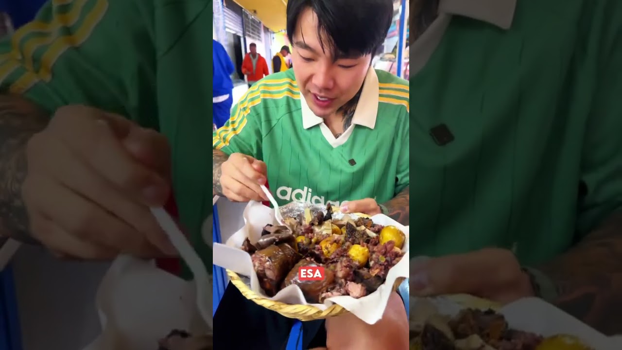 Zion prueba por primera vez el pescuezo de  gallina