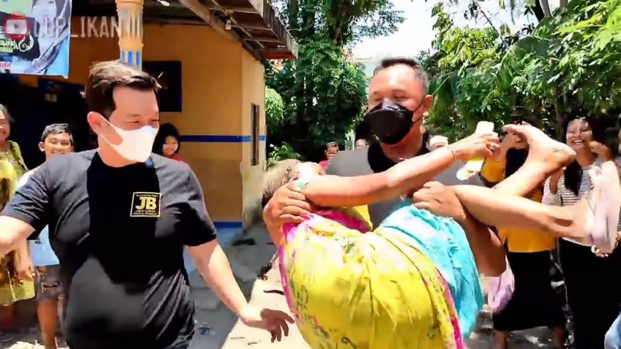 NENEK DIUSIR TIDUR DIGUBUK PINGGIR JALAN SENDIRIAN..?DULU KAYA RAYA,SUAMI MENIKAH LAGI TANPA PAMIT.?