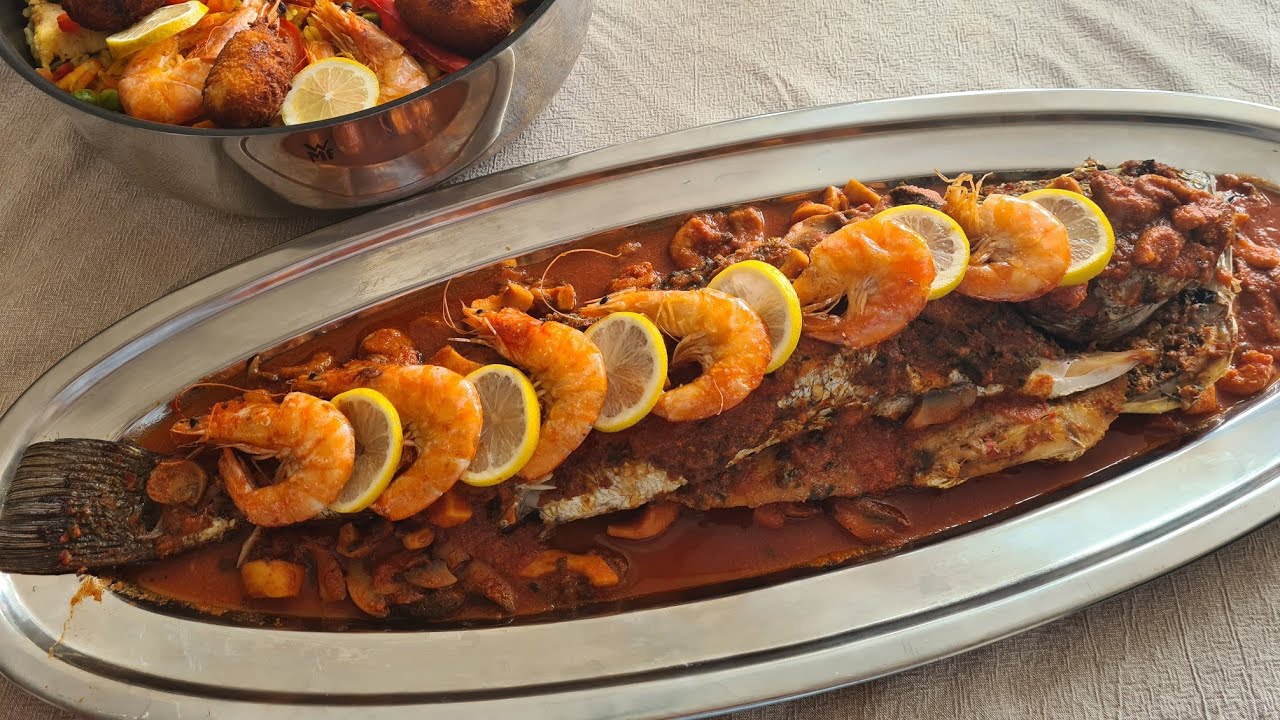 سمك في الفرن على طريقة الاعراس المغربية 🐟🐟🐟 حوتة فالفرن بشرمولة خطيييييرة مع فواكه البحر
