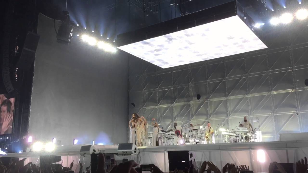 RIHANNA - All of the lights/Umbrella - ANTI WORLD TOUR @Lyon Grand Stade