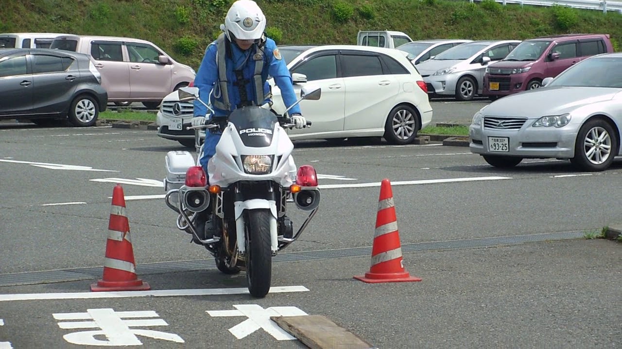 Japanese Motorcycle police demonstration    　Low speed operation on narrow bridge