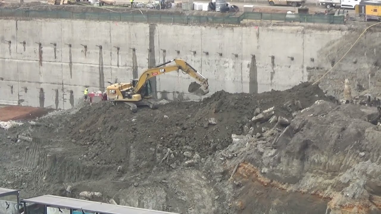 Rušno na Dornychu v  prostoru po bývalém  zbouraném Tescu.