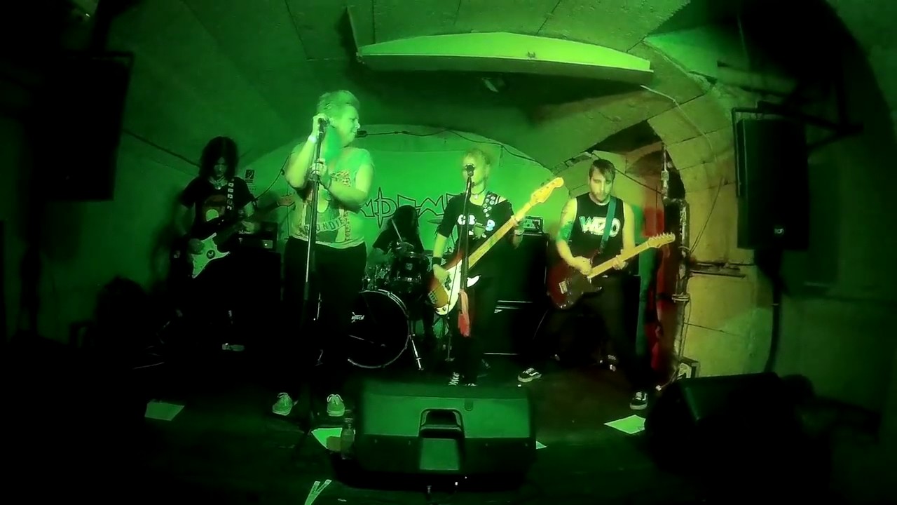 Plüssnapalm - Cherry Bomb (The Runaways cover) LIVE at Instant