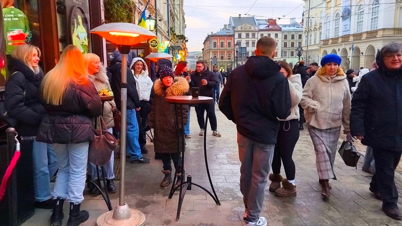 Львів святкує! Багато людей у центрі міста, відкривається McDonald's, закриваються наливки Lviv 2026