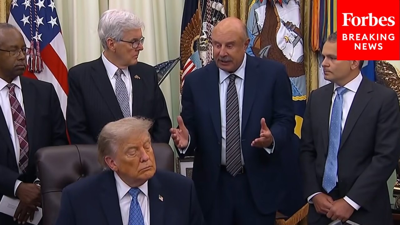 Доктор Фил выступает в Овальном кабинете и хвалит комиссию Трампа по вопросам религиозной свободы