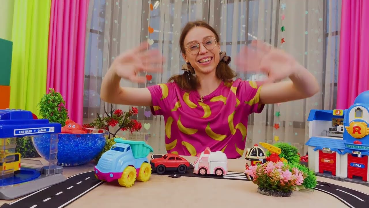 Autoleikkejä lapsille - Roboauto Poli -lelut auttavat rapua autopesulassa. Lasten video