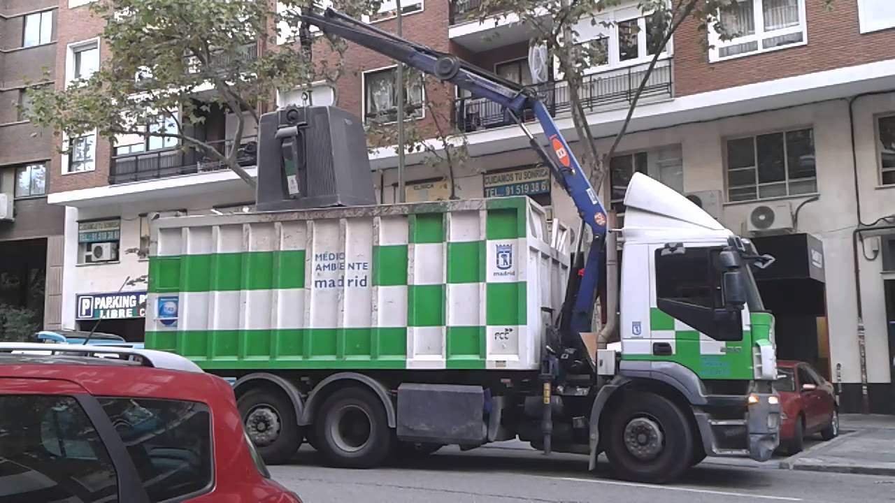 Camión Iveco recogiendo contenedor de vidrio
