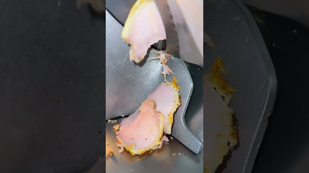 Slicing meat like a pro #foodie #foodies #cookingathomefok #deli