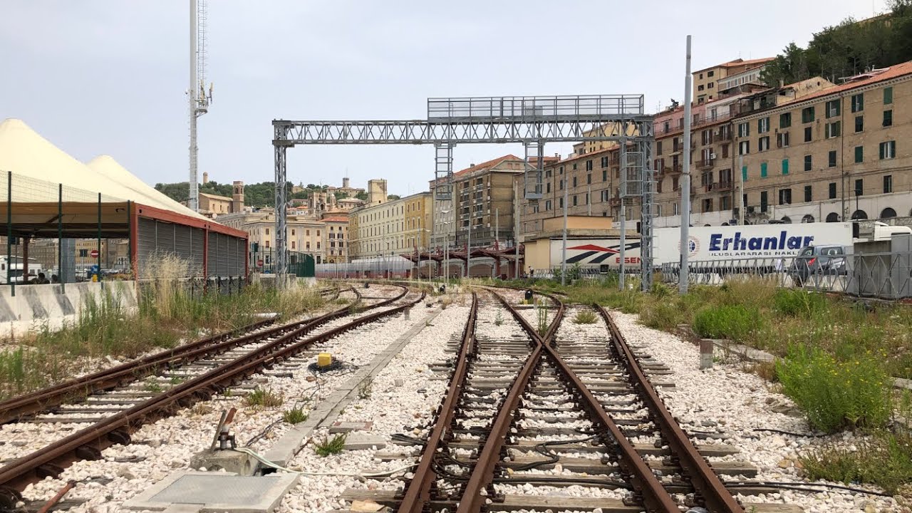 ANCONA MARITTIMA: UNA STAZIONE ABBANDONATA...