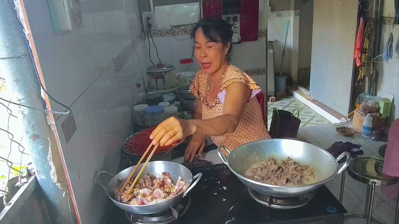 Ếch xào nghệ ăn cùng đu đủ xào thơm ngon lắm cả nhà ơi./CLMT