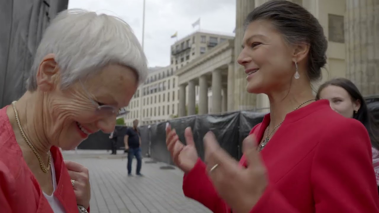 Aufstehen f&uuml;r den Frieden - vor und hinter den Kulissen einer Gro&szlig;demo. Ein Film von Ralf Eger