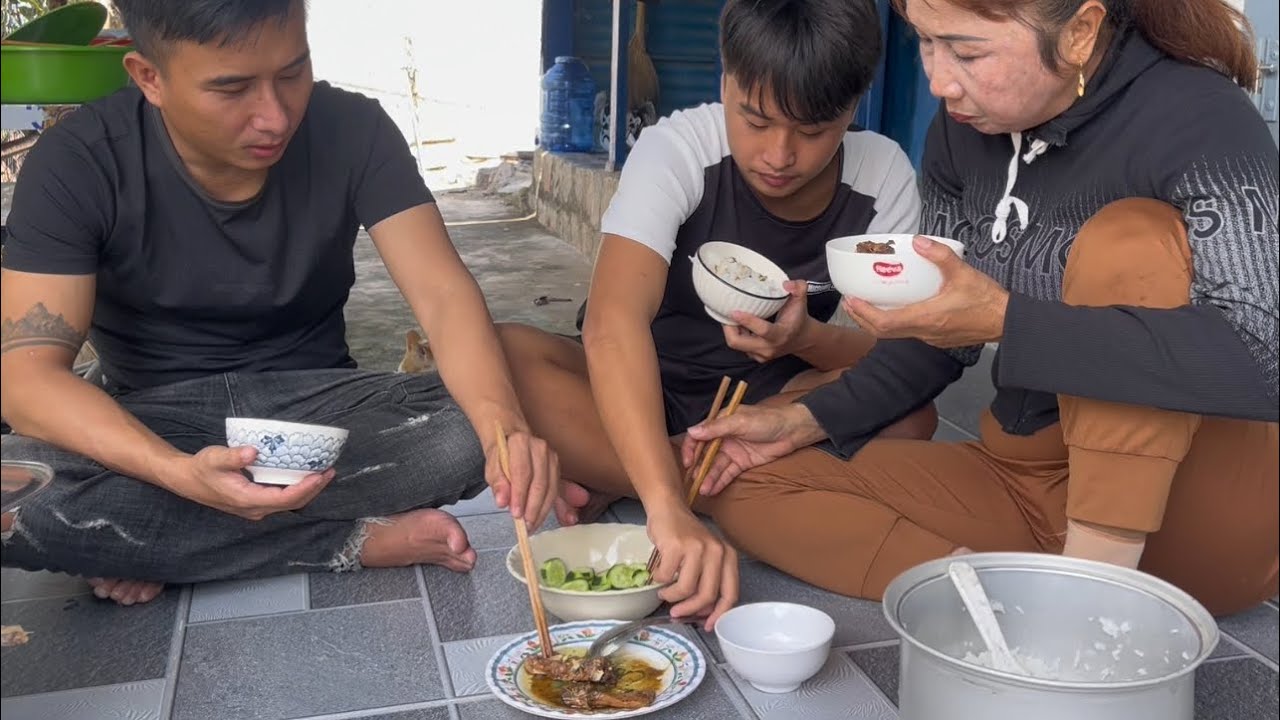 Nhà Phát Lượt Máy Chục Lít Nước Mắm_ Dành Ăn Tết Bữa Cơm Cùng Gia Đình