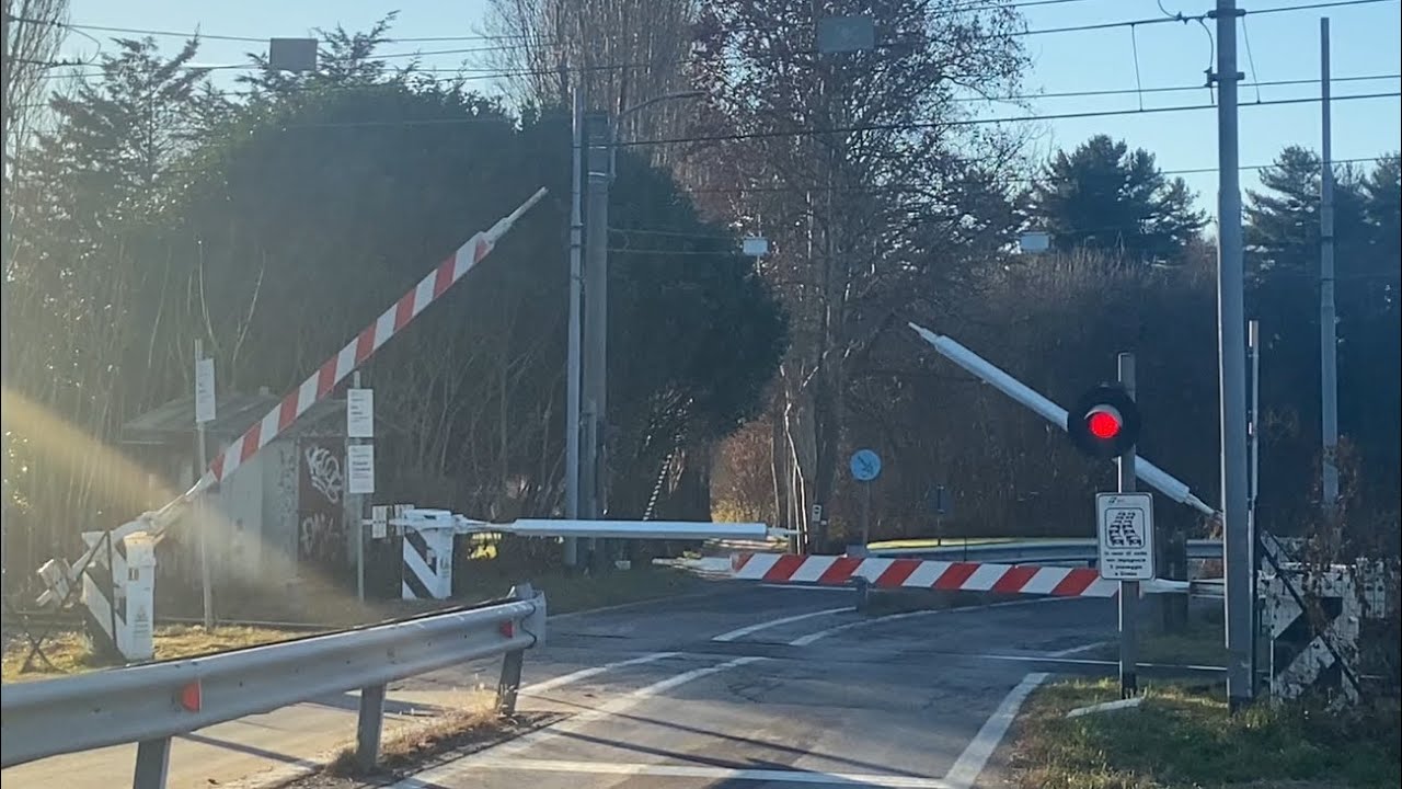 Passaggio a livello // Level crossing // (Ispra)