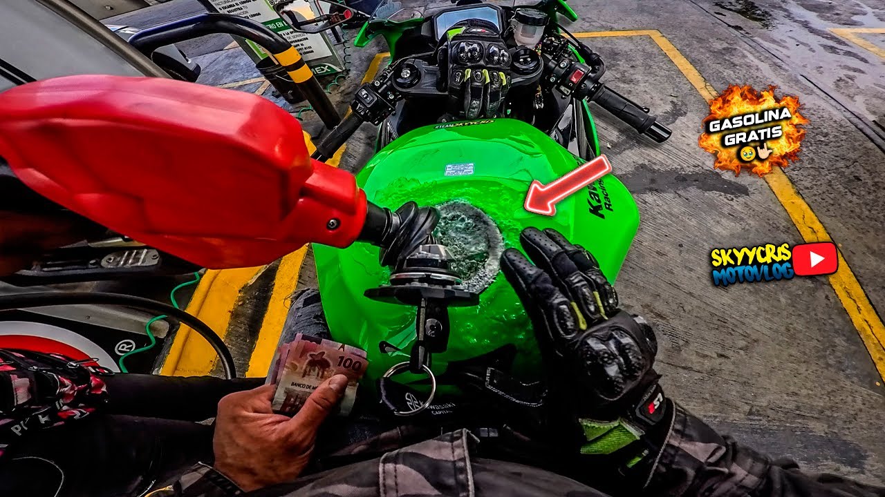 ME BAÑAN DE GASOLINA! ⛽️💦 EN LA KAWASAKI! | SKYYCRIS