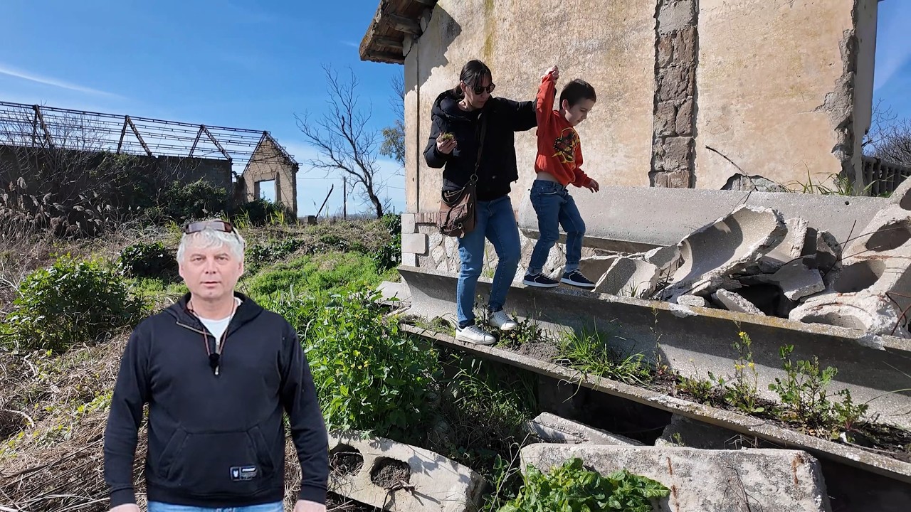 Заброшенный дом у озера, на стенах висят фотографии жильцов.