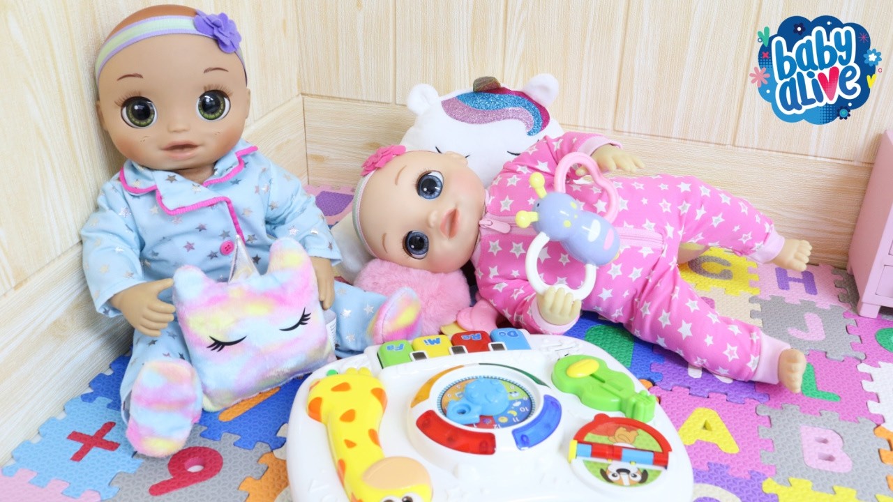 NINA E HANNA TOMANDO MAMADEIRA E COLOCANDO PIJAMA ANTES DE DORMIR