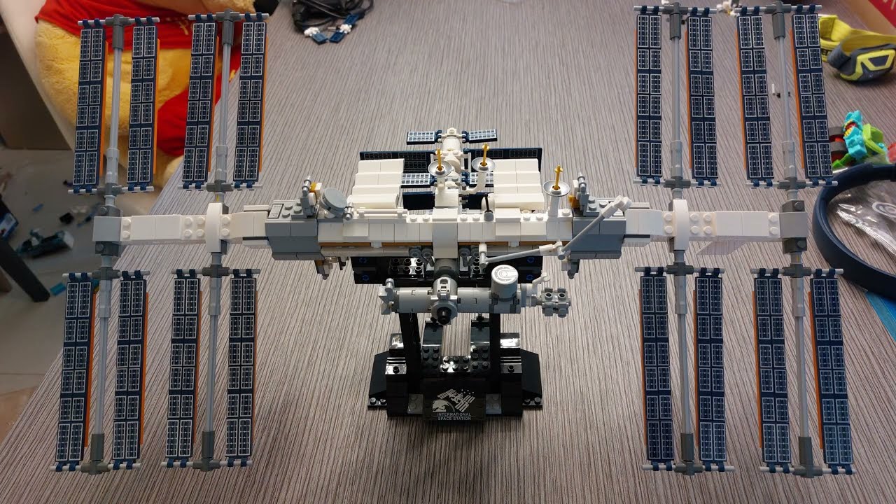 Timelapse video with assembly of LEGO Ideas International Space Station (21321)