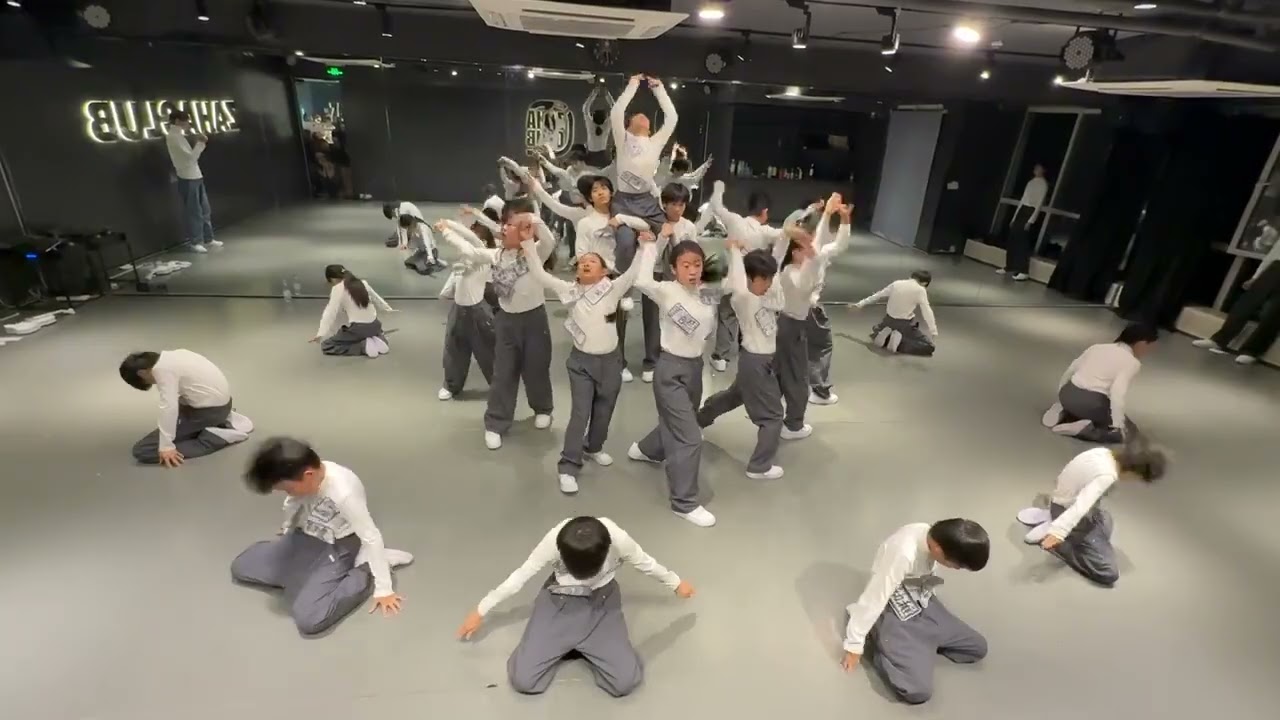 Hậu trường tập nhảy 《 Thiếu Niên Hoa Hồng 》 của Dương Bác Văn