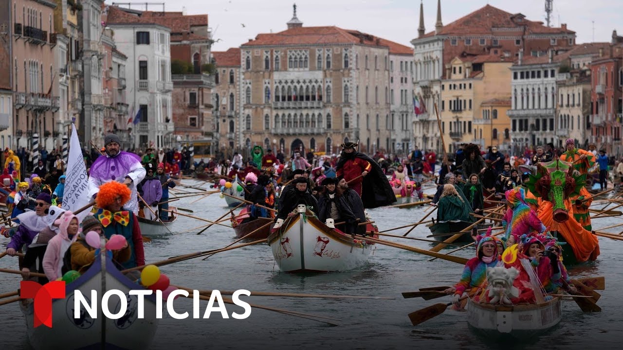 Cientos de barcos desfilan por Venecia para marcar el inicio del carnaval