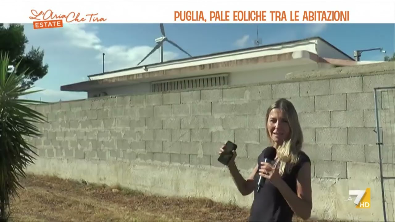 Puglia, pale eoliche tra le abitazioni