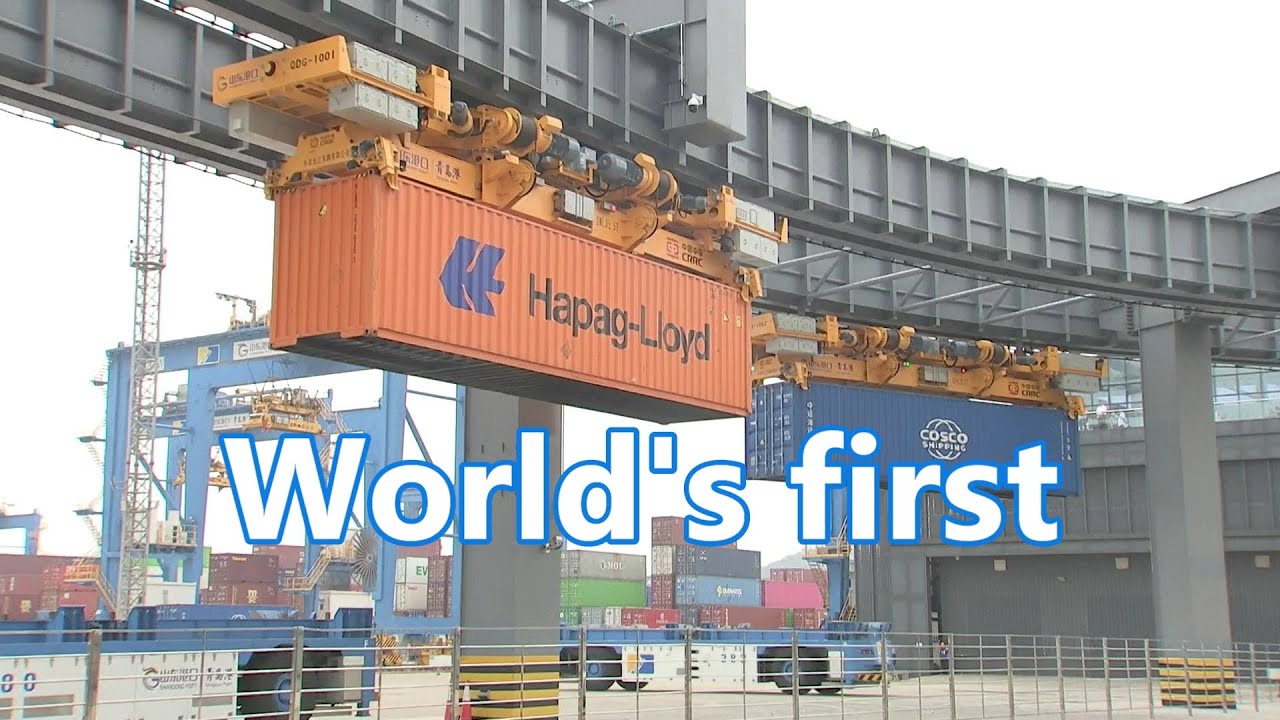 World's first smart container transport system put into use at east China's Qingdao Port 全球首個智能集裝箱運輸