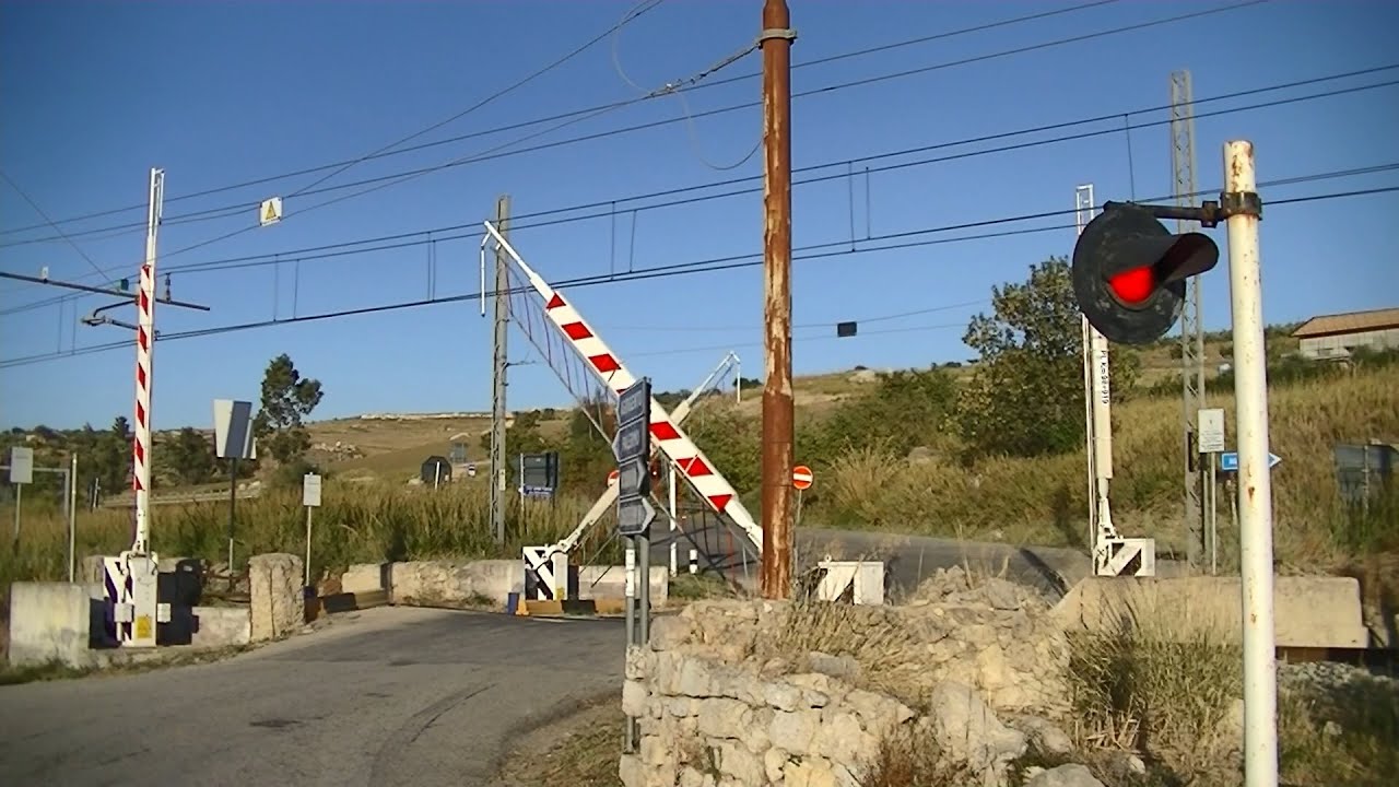 Spoorwegovergang Acquaviva Platani (I) // Railroad crossing // Passaggio a livello