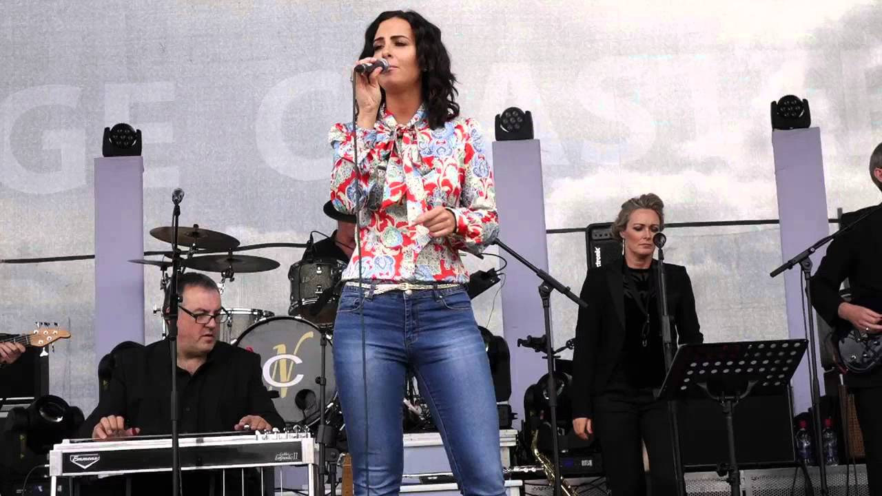 LISA MCHUGH LIVE AT HOLYCROSS 01