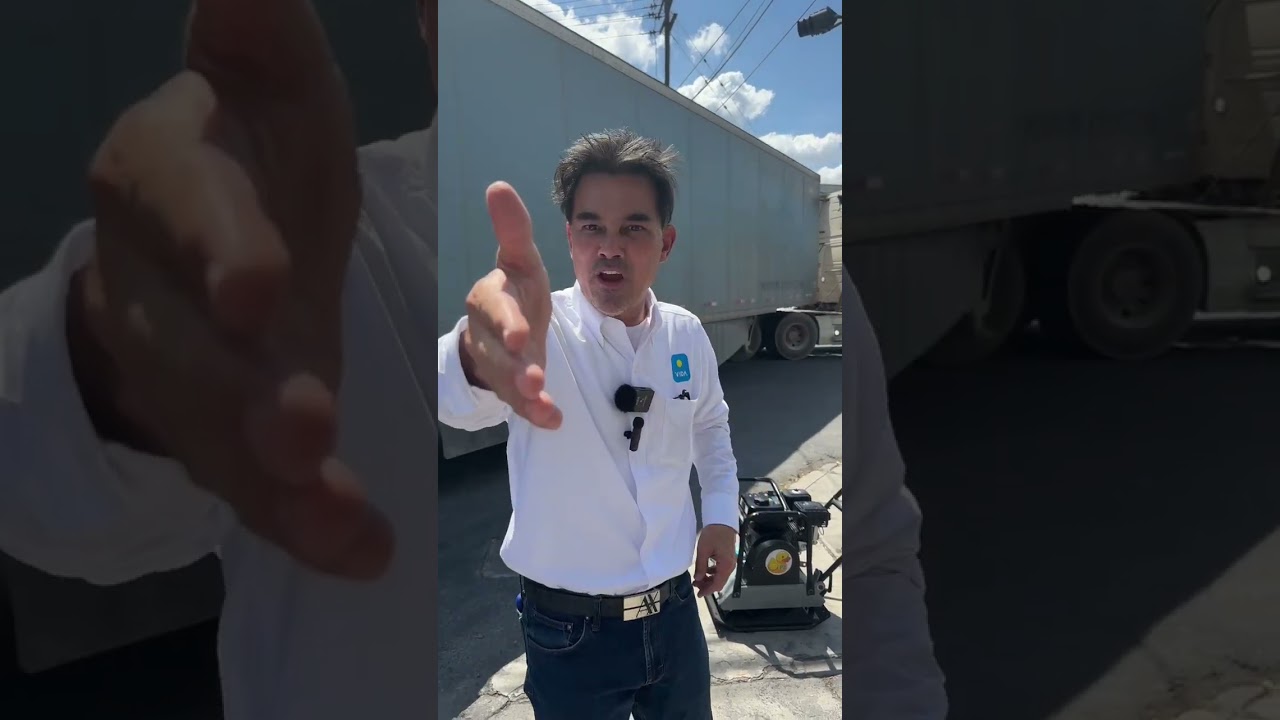 Tapando baches en col. Treviño, Monterrey.