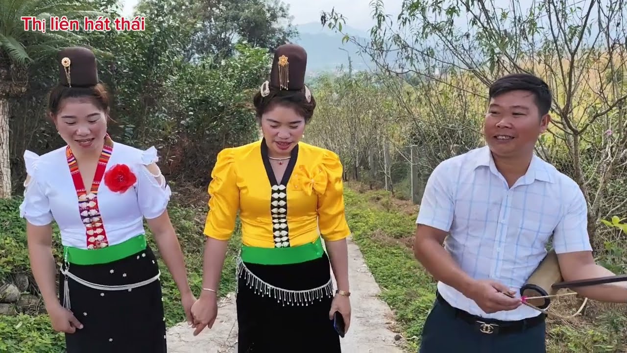 Ngoan em và Thị Xôm hát theo đàn nhị rất buồn