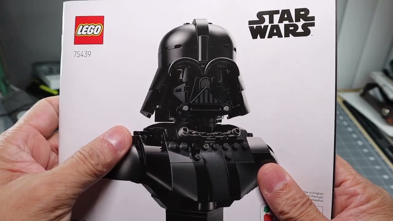 Мини-бюст Дарта Вейдера из конструктора Lego.