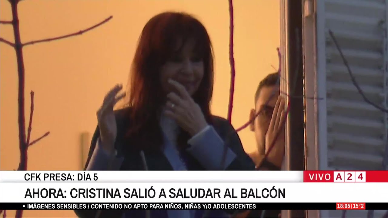 🚨 CRISTINA KIRCHNER SALUDA DESDE EL BALCÓN A LA MILITANCIA