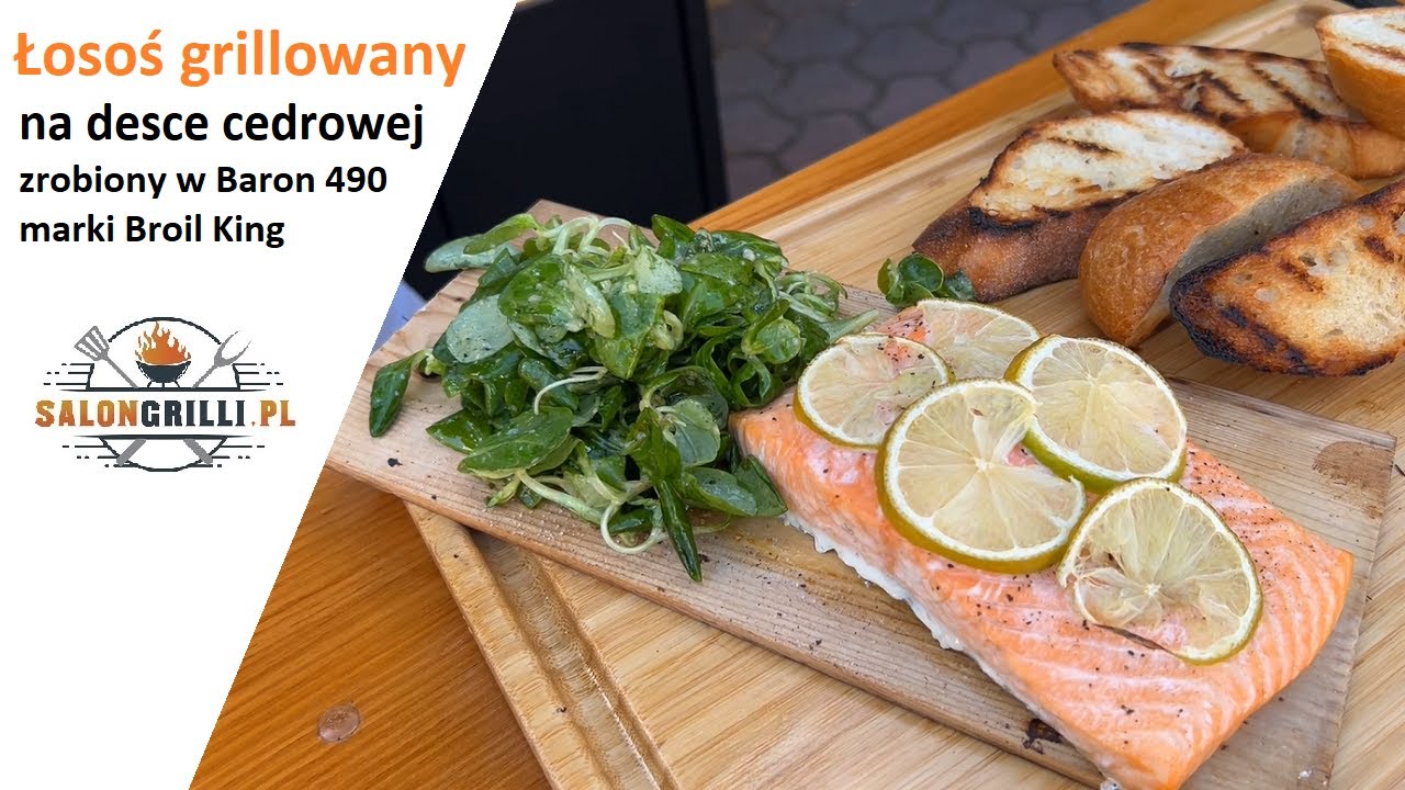 Łosoś grillowany na desce cedrowej w grillu gazowym Baron 490 marki Broil King SalonGrilli.pl