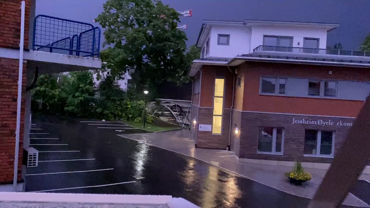 Lyn og torden over Jessheim