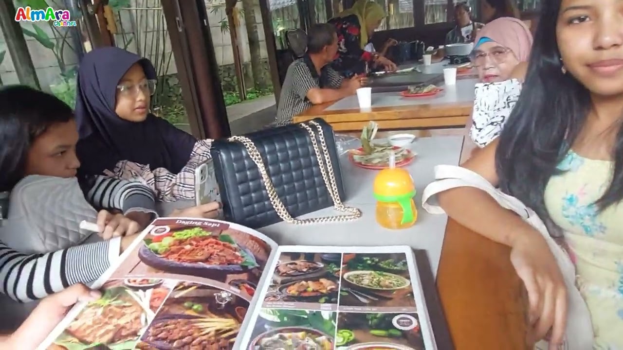 Vlog AlmAra Dan KeiraCharma Makan Di Talaga Sampireun Cikarang