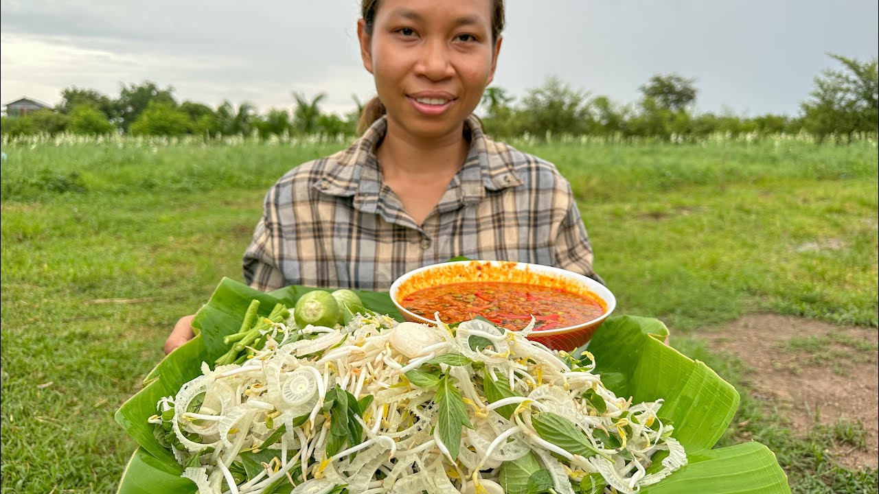ប្រហុកខ្ទិះអន្លក់ដើមចេក ឆម ស្រីផាច - Chhom Sreypach