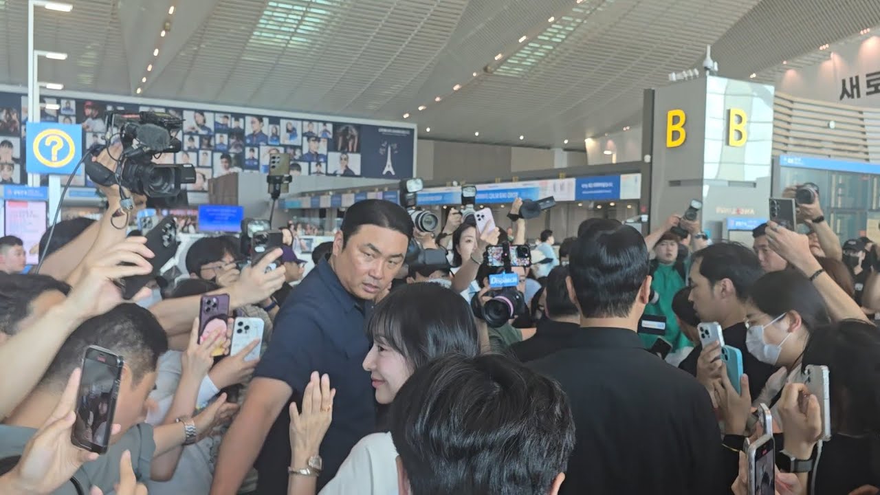 Walking behind Kim Jiwon  김지원 at Incheon Airport to Manila 8-2-2024