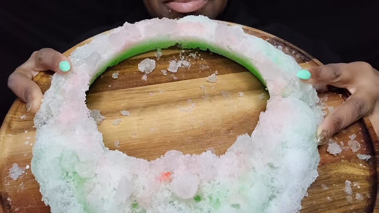 CHRISTMAS WREATH | VLOGMAS DAY 11 | #iceeating #asmr #asmrice